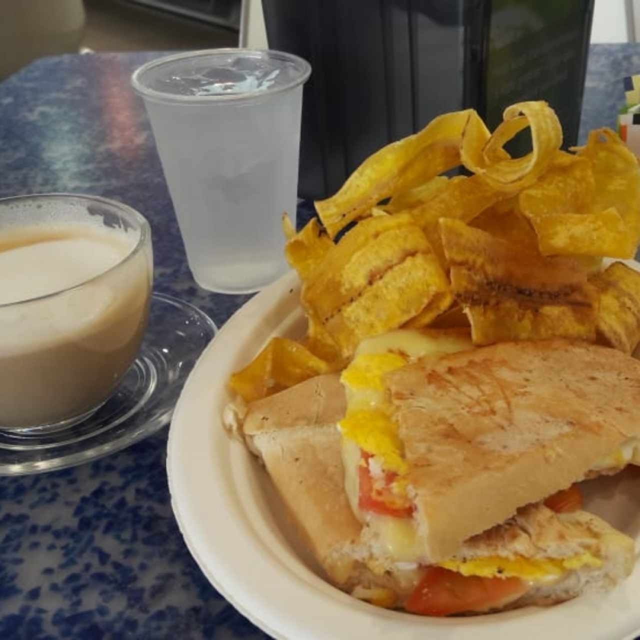 emparedado de huevo con platanitos y café