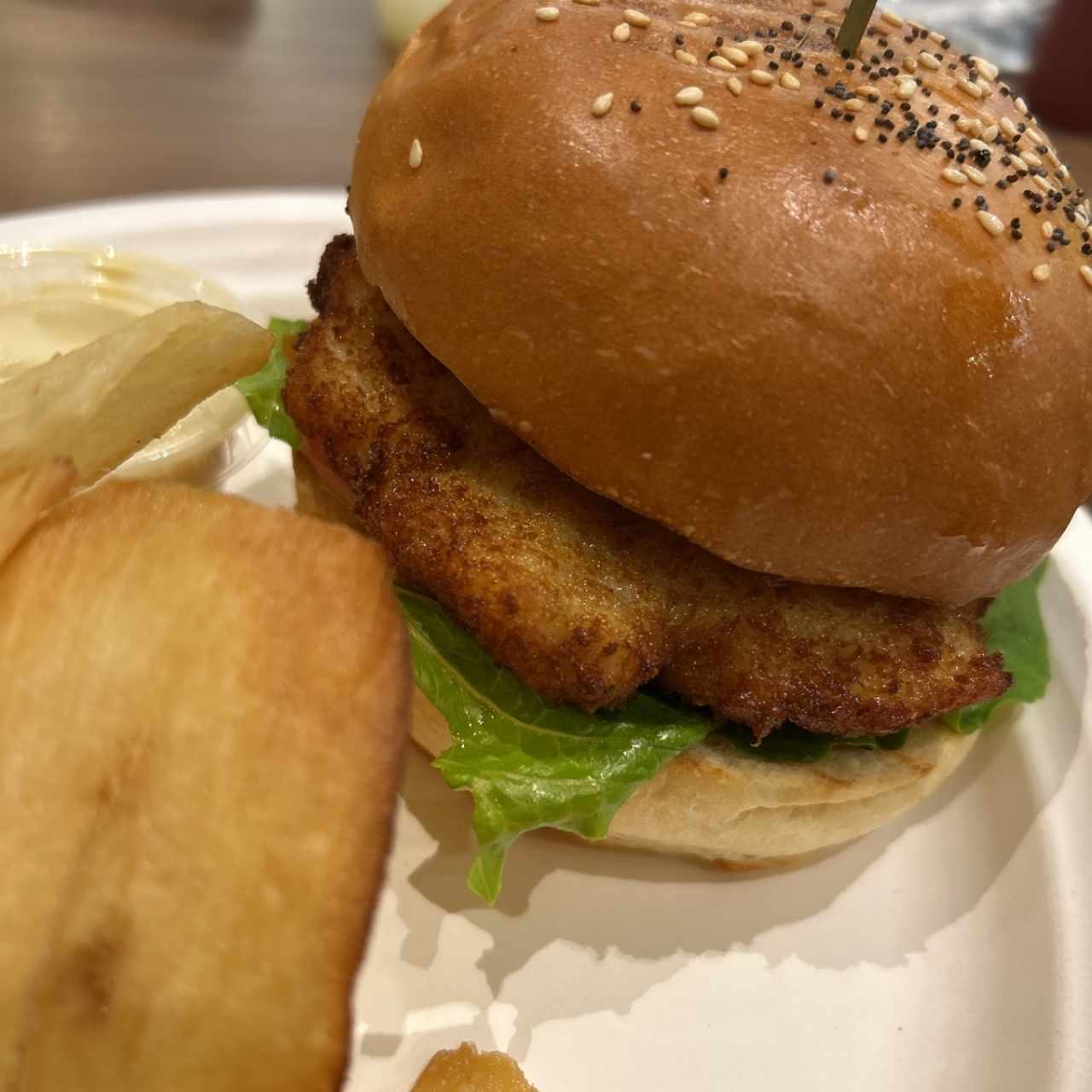 Hamburguesa de Pescado con Papas Fritas