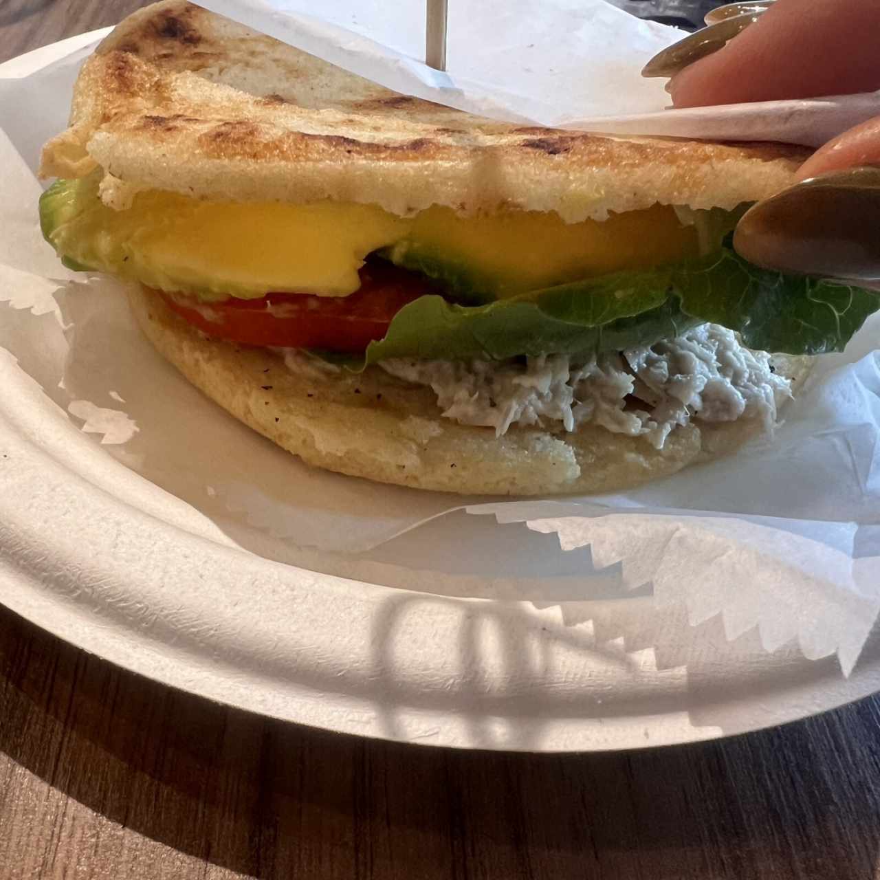 Arepa con lechuga, tomate, atún, albacore y aguacate