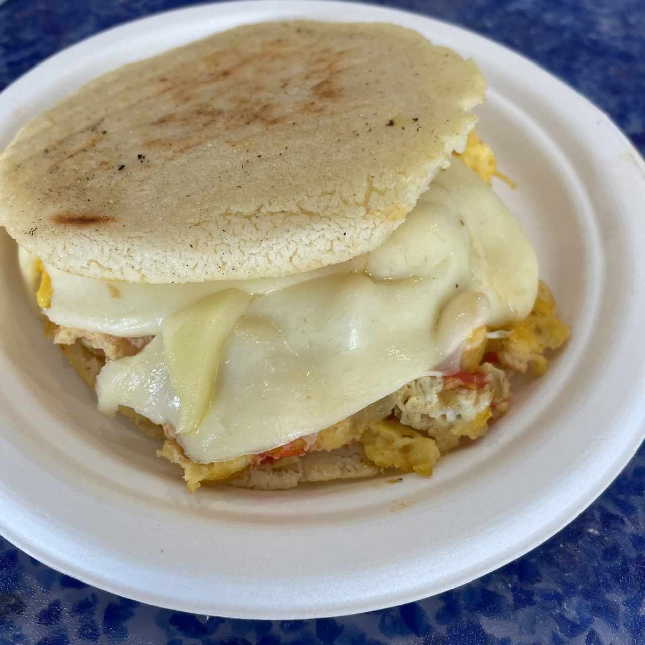 Arepa con huevo perico y queso