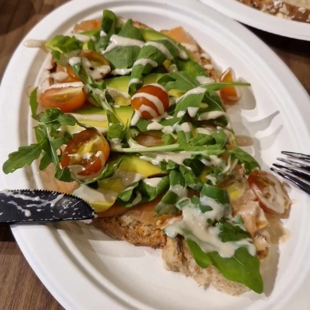 Tostada Integral con guacamole,tomate y perejil