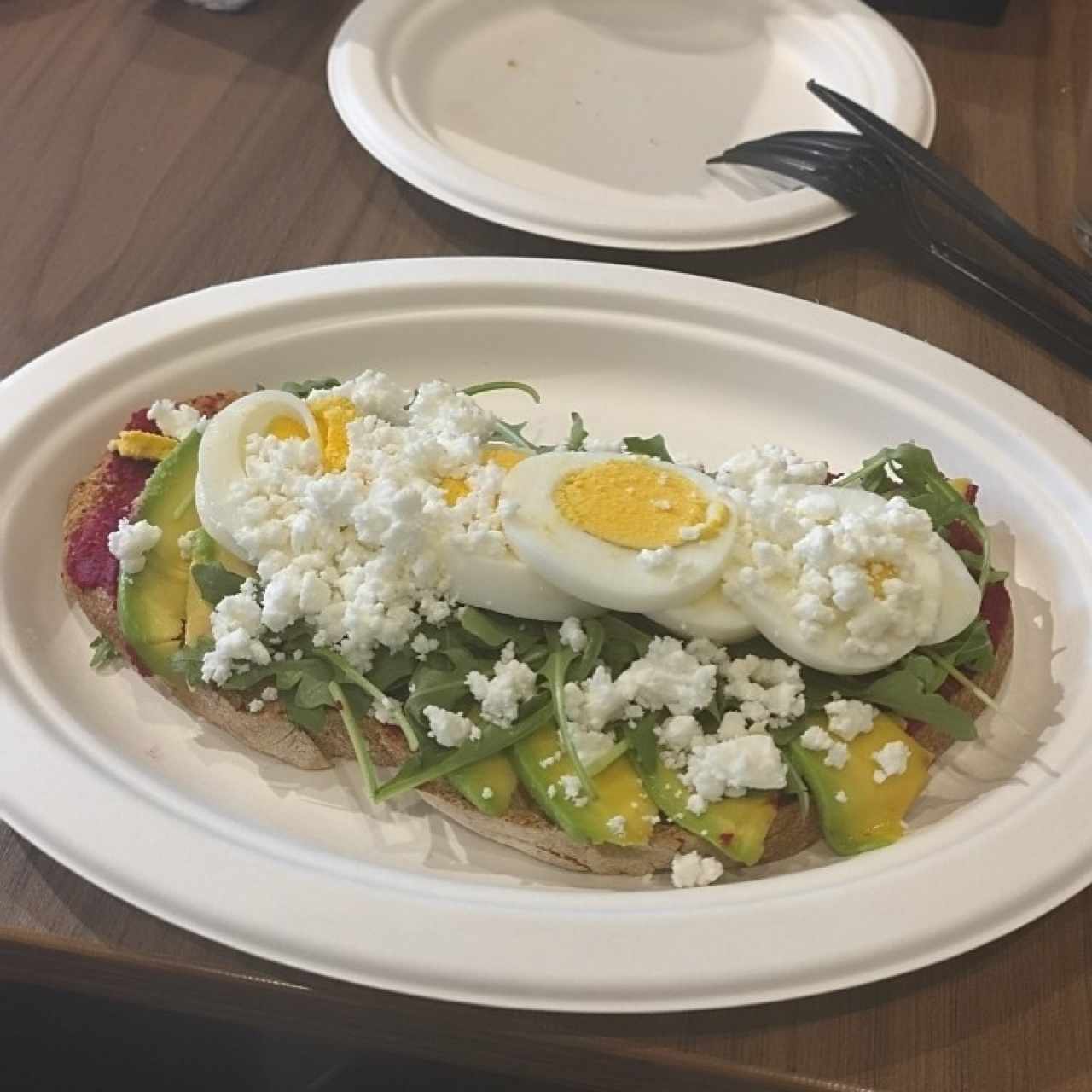 tostada con hummus de remolacha 