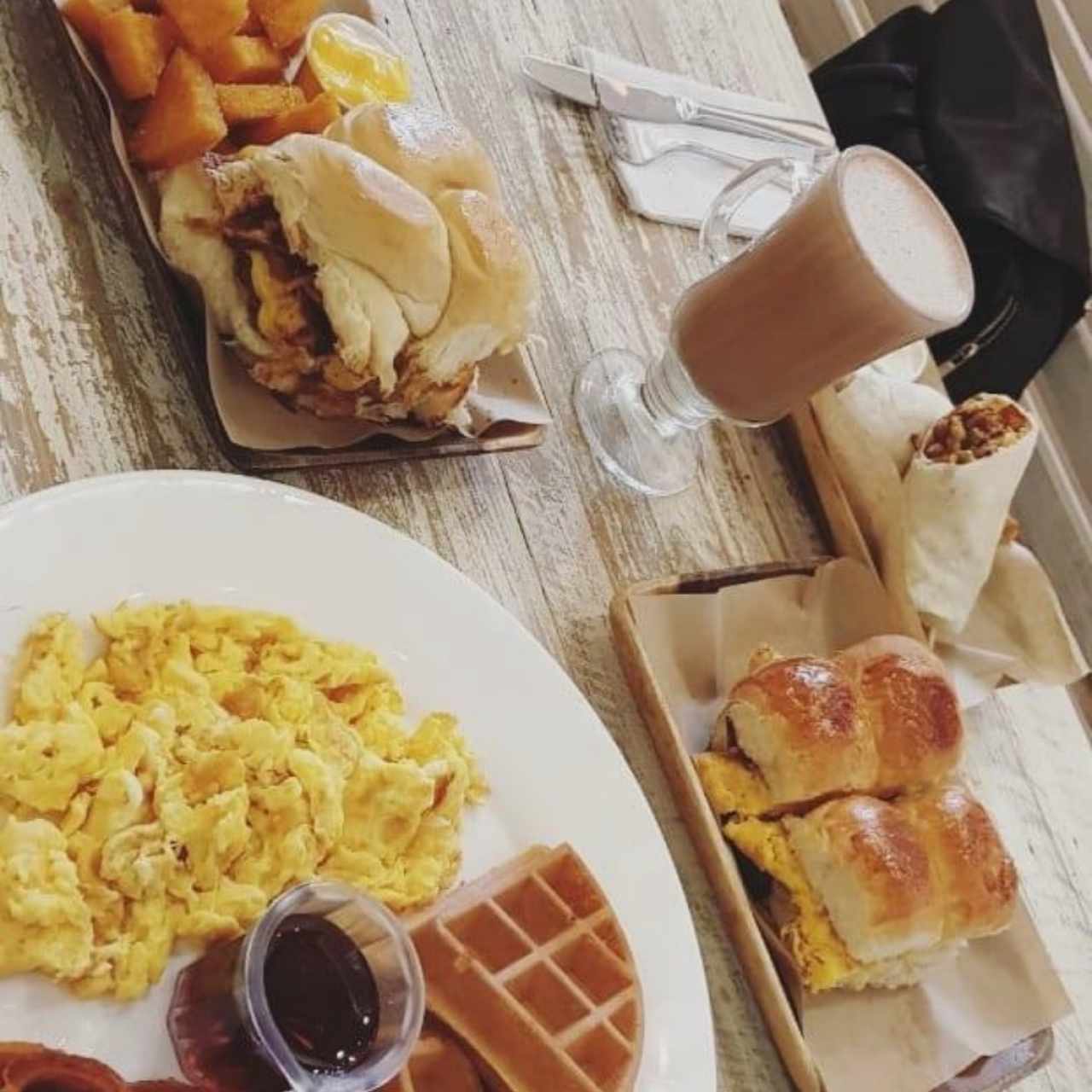 la moñona, waffles, burritos y café