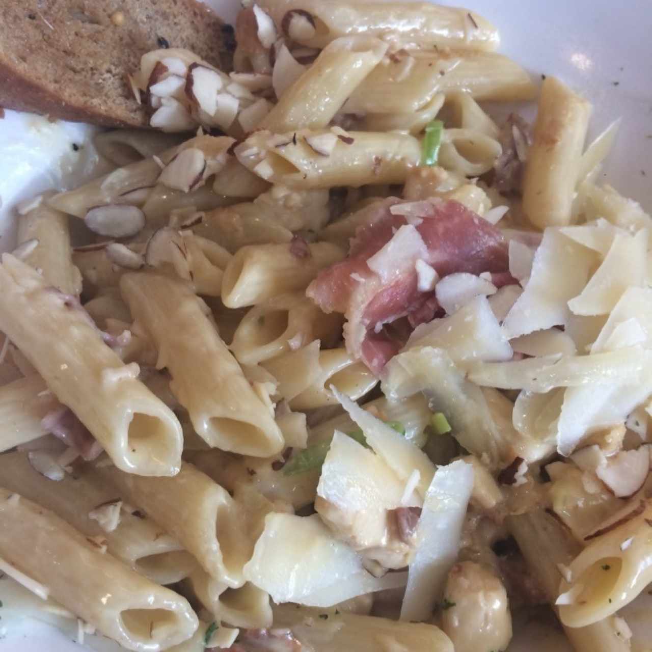 Penne con jamón serrano en salsa bechamel