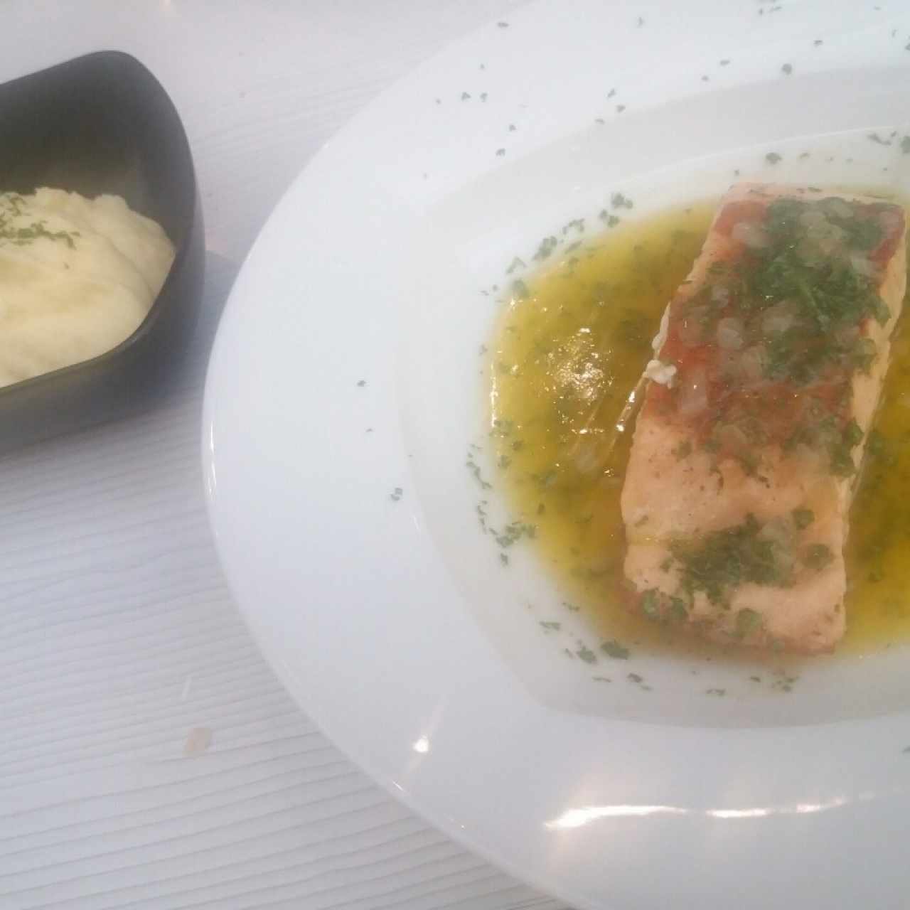 Salmon con Mantequilla de Perejil y Puré de Papas