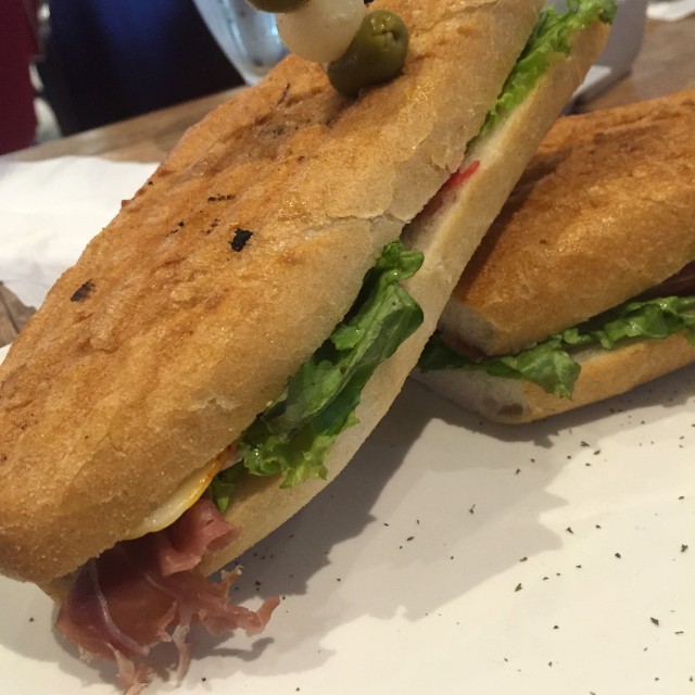 Jamón Serrano Con Queso Munster