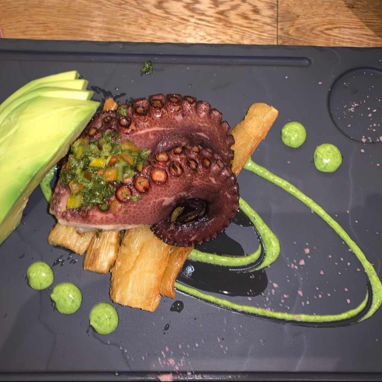 pulpo con yuca y aguacate 