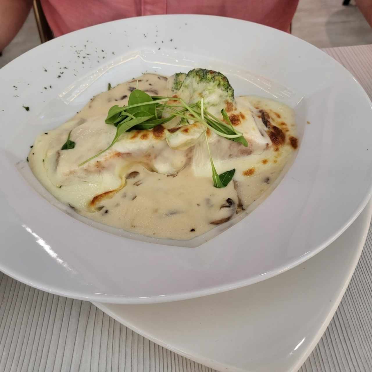 SALMÓN CON SALSA BECHAMEL.