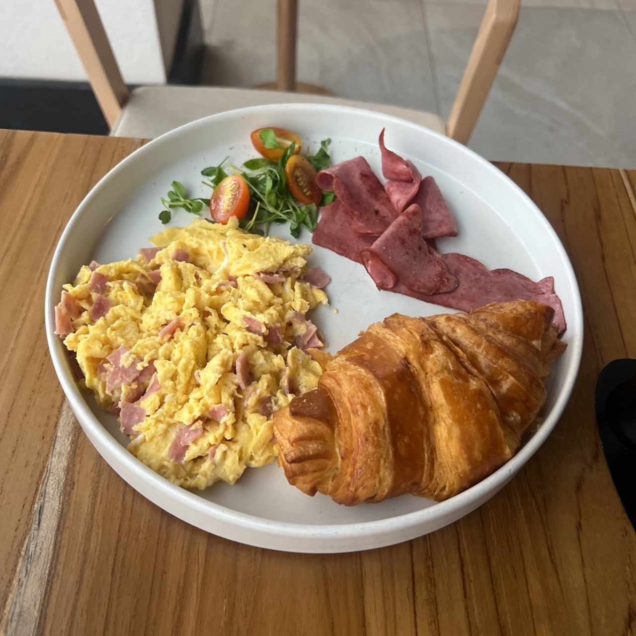 Huevos con jamón y croissant