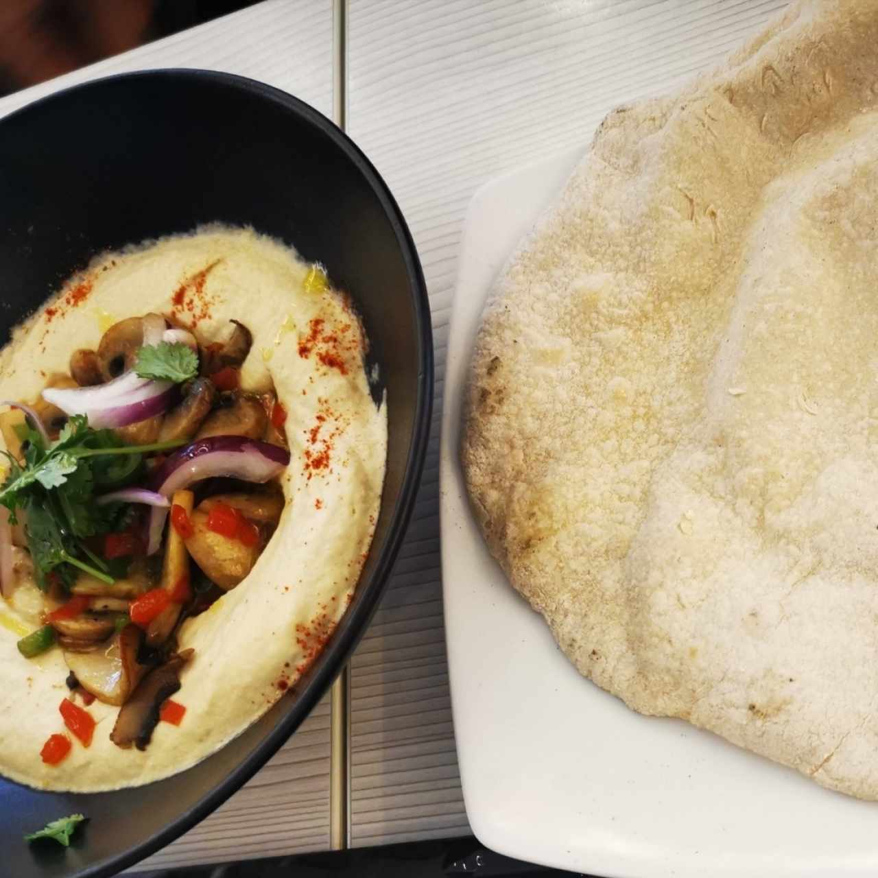 Humus con hongos al ajillo 