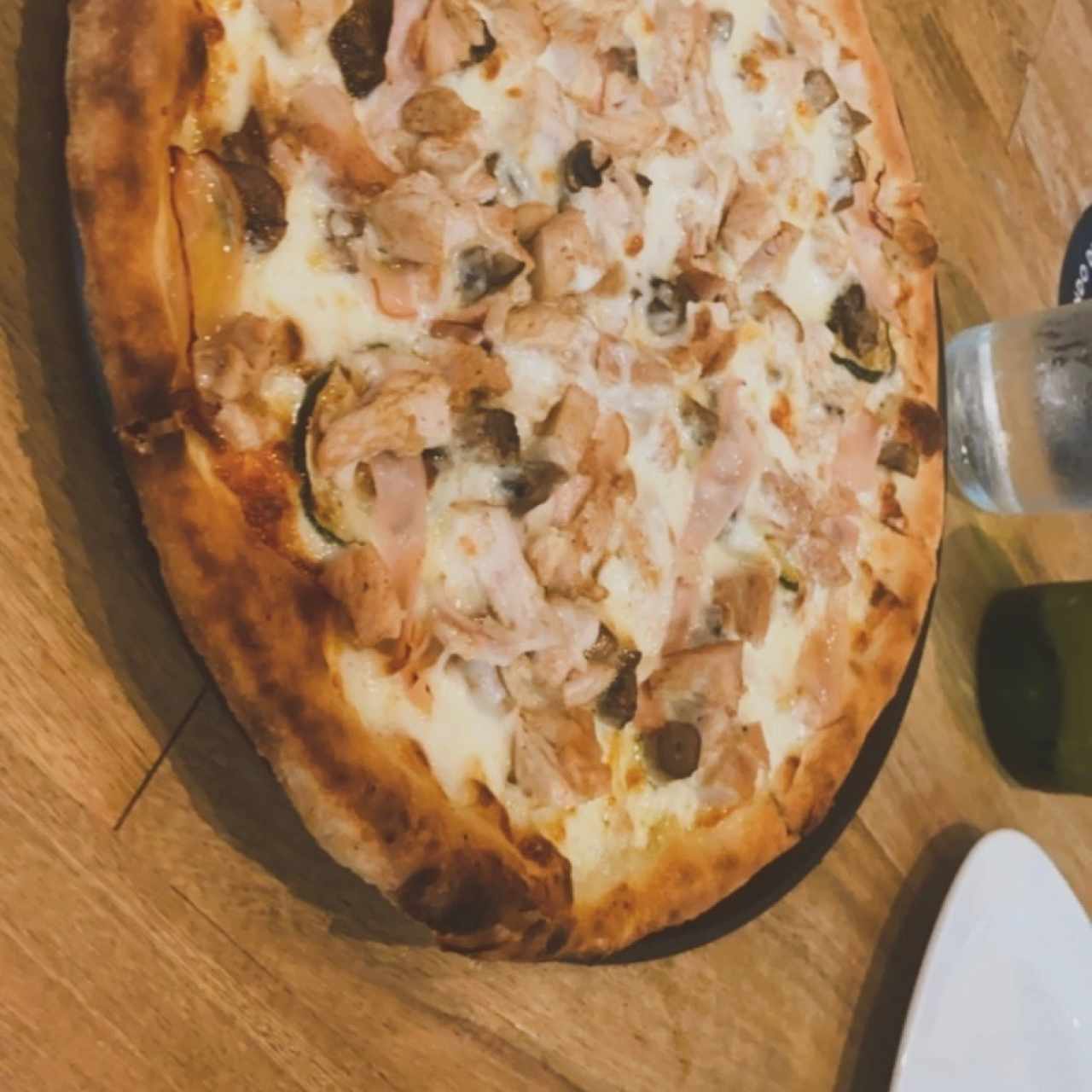 Pizza de jamón y hongos