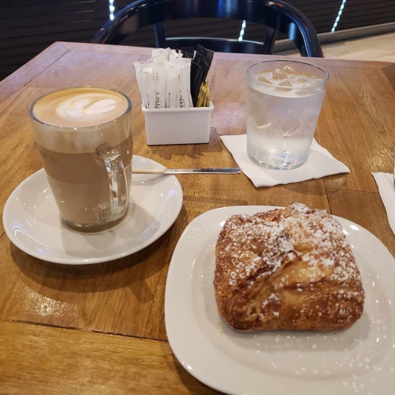 capuchino y crossaint dulce