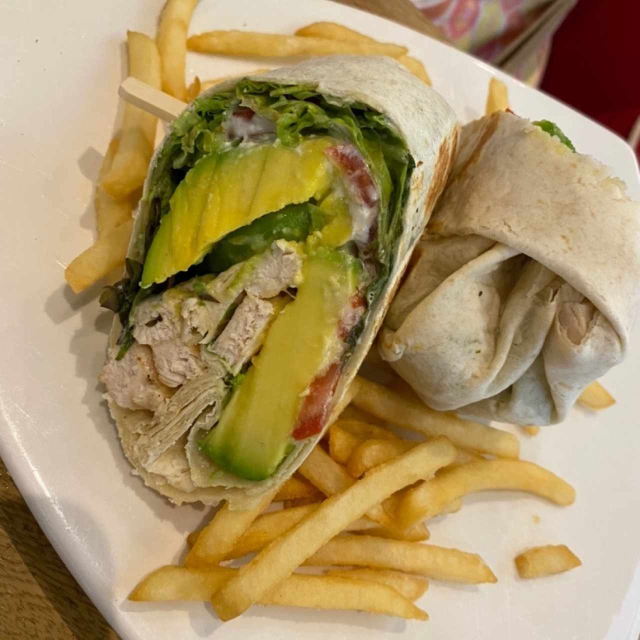 Emparedado wrap de pollo con aguacate