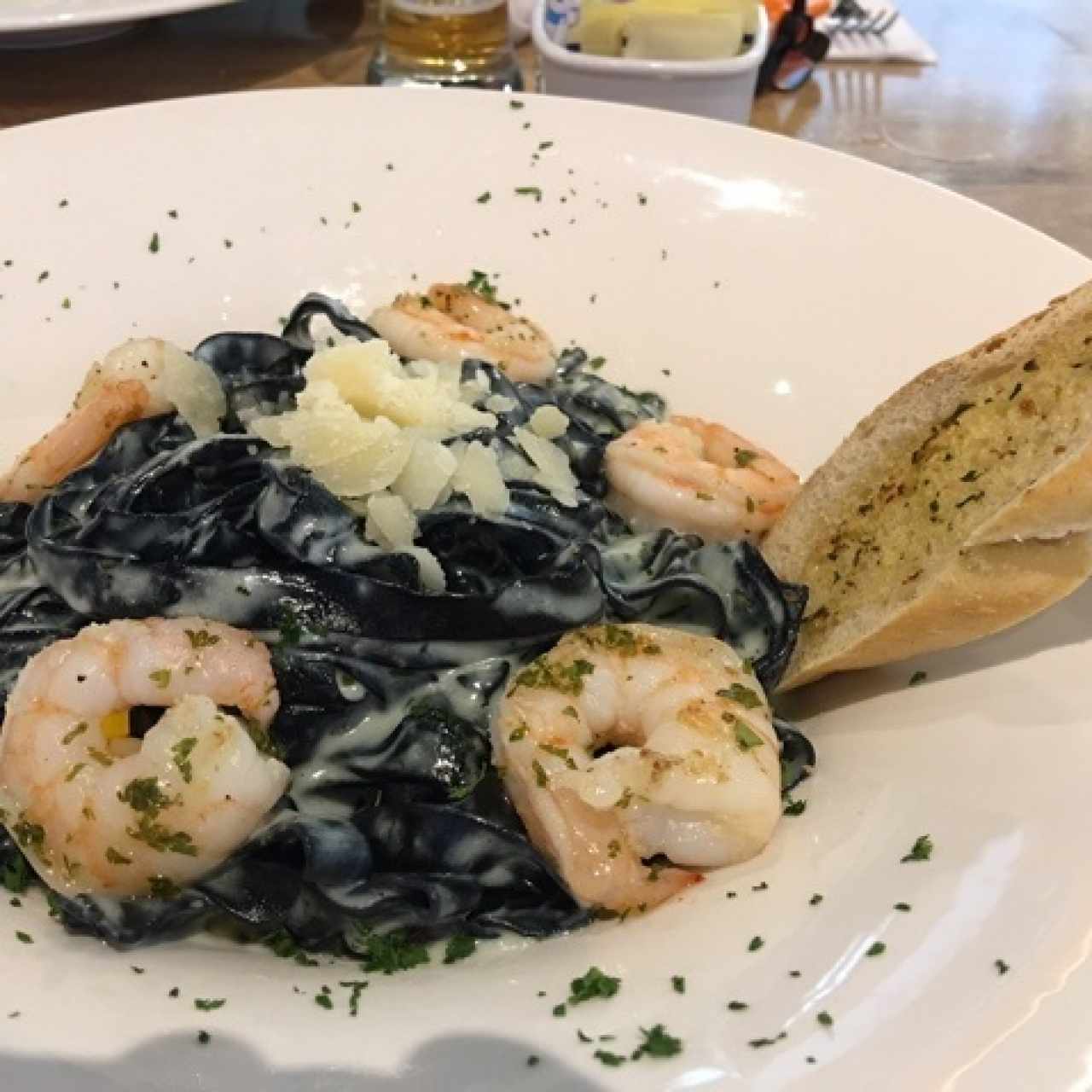 Tallarines negros con camarones en estragón