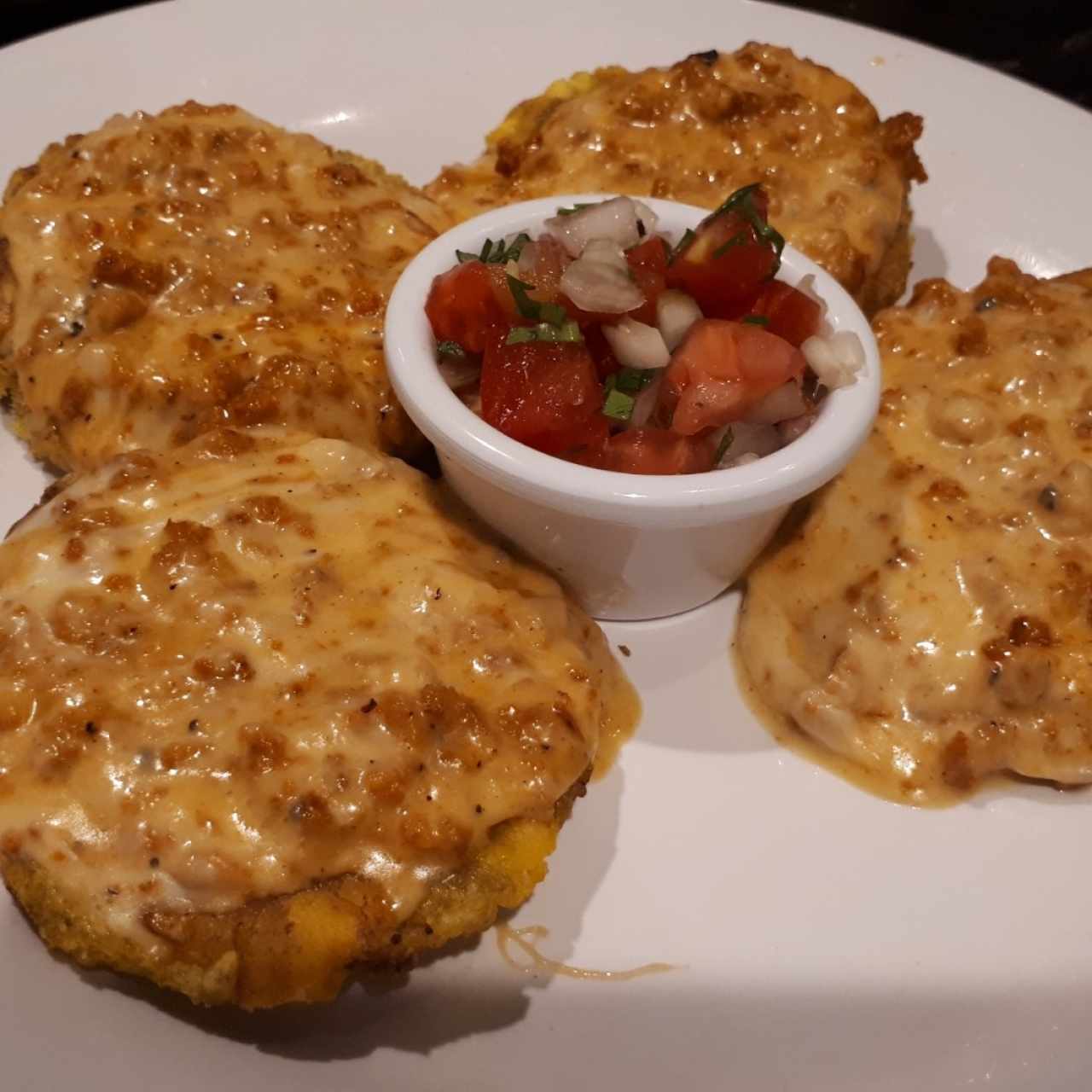 patacones con chorizo y queso gratinado 