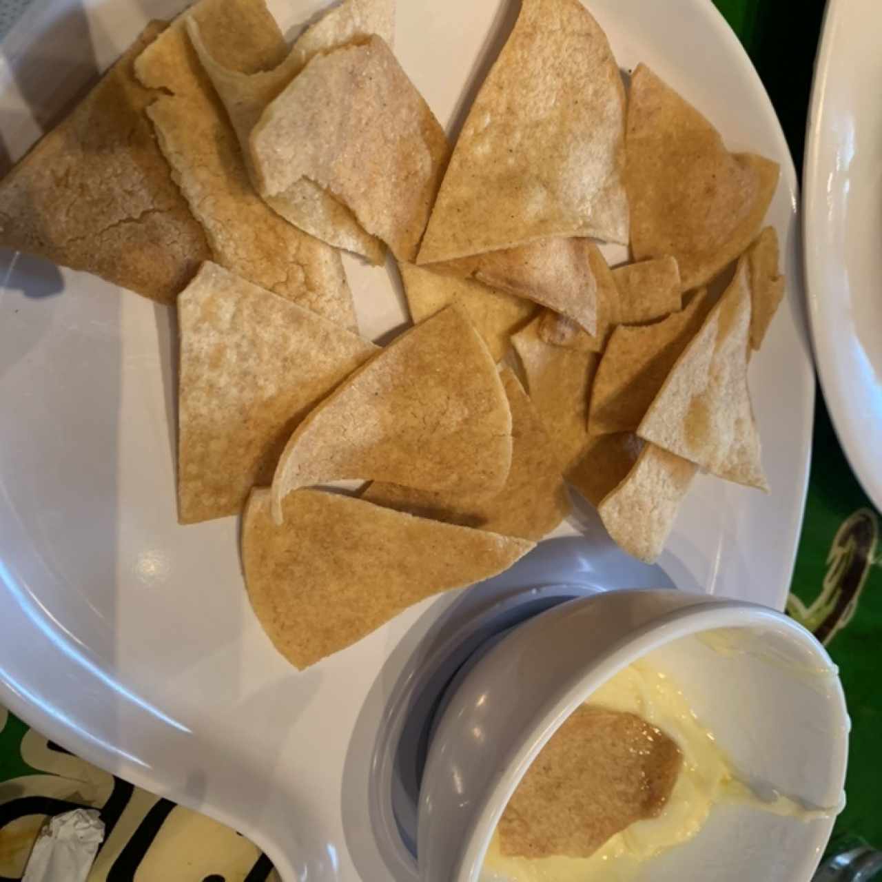 Queso fundido y nachos