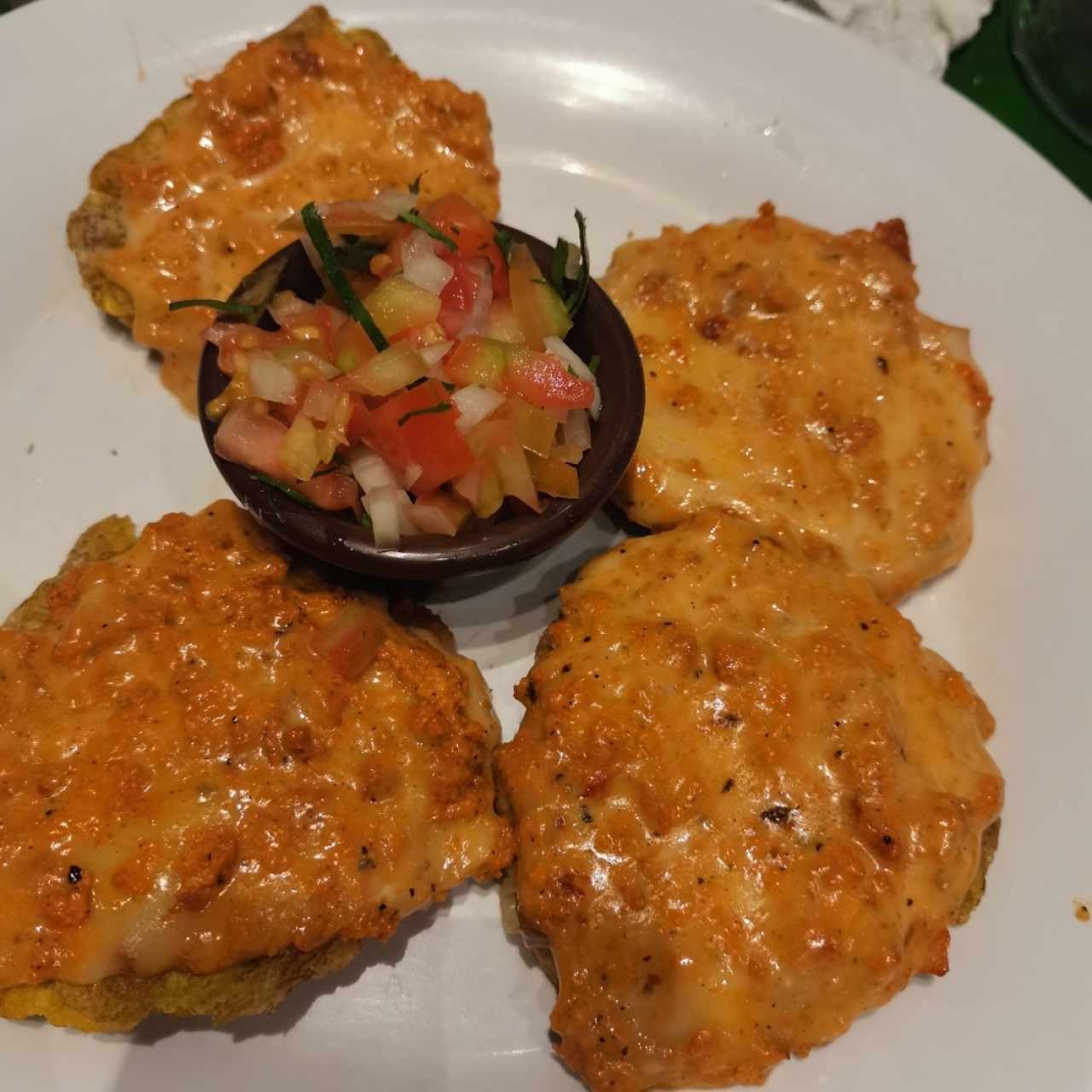 Patacones rellenos con chorizo y queso 