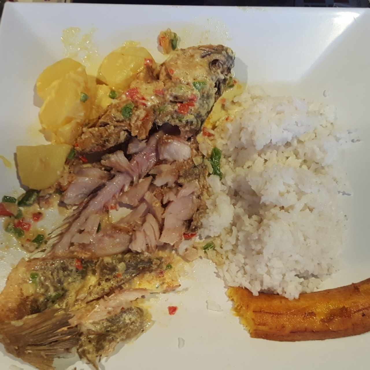 Viudo de pescado que no corresponde a la receta tradicional. El viudo no es frito, se srve con caldo del mismo pescado, con cebollas, plátano sancochado y papas sancochadas, este era frito con una salsa cremosa que tenía pimentón, platano frito y en el centro crudo