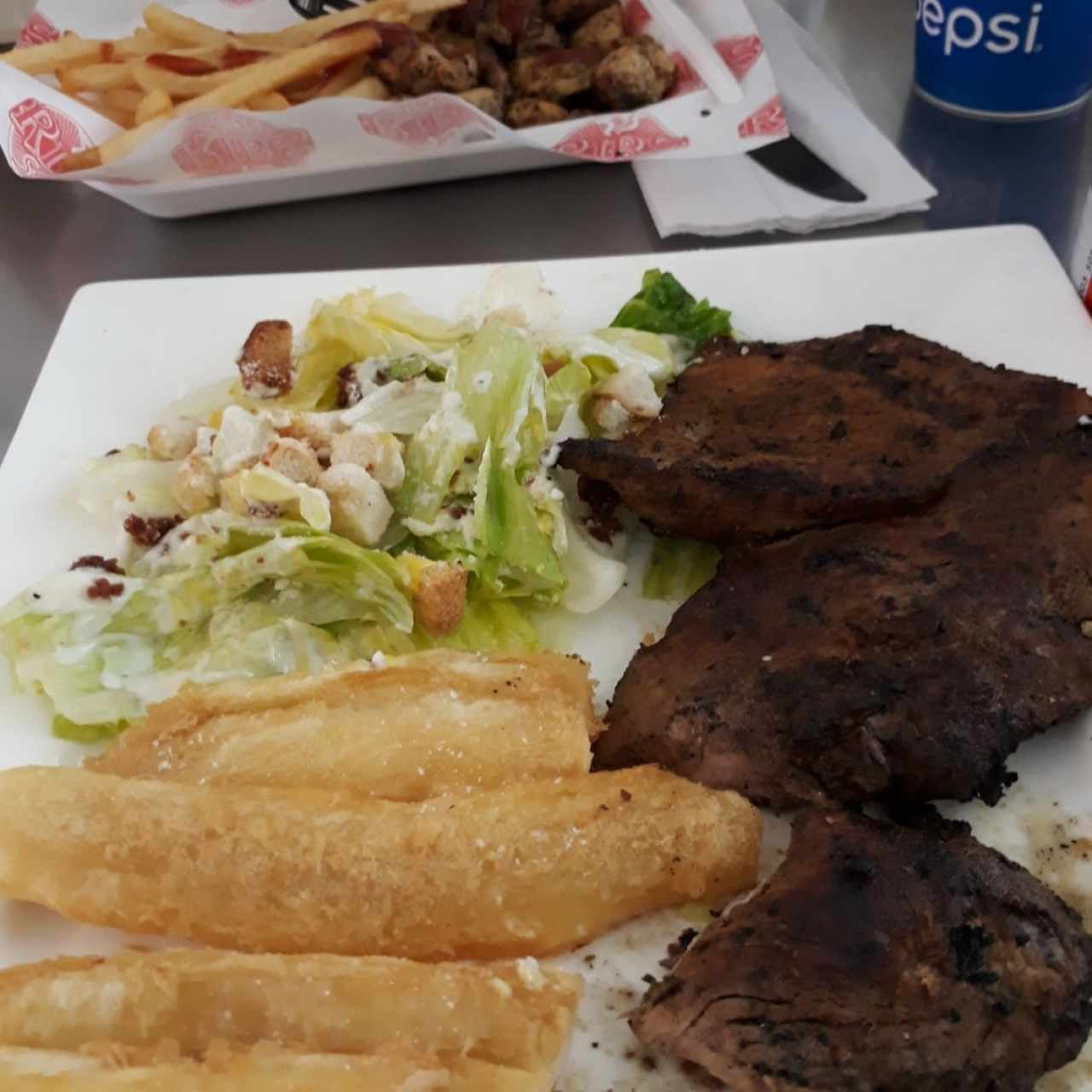 filete de puerco con dos acompañamientos y sopa 