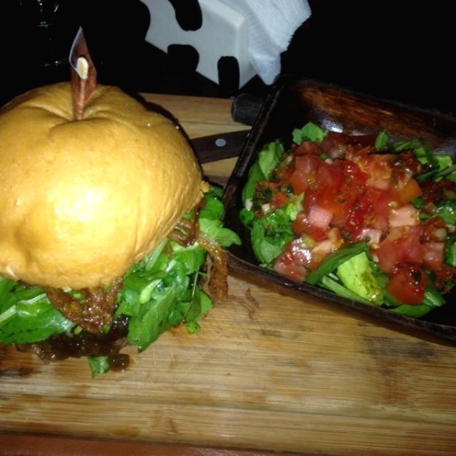 Hamburguesa pacho con ensalada