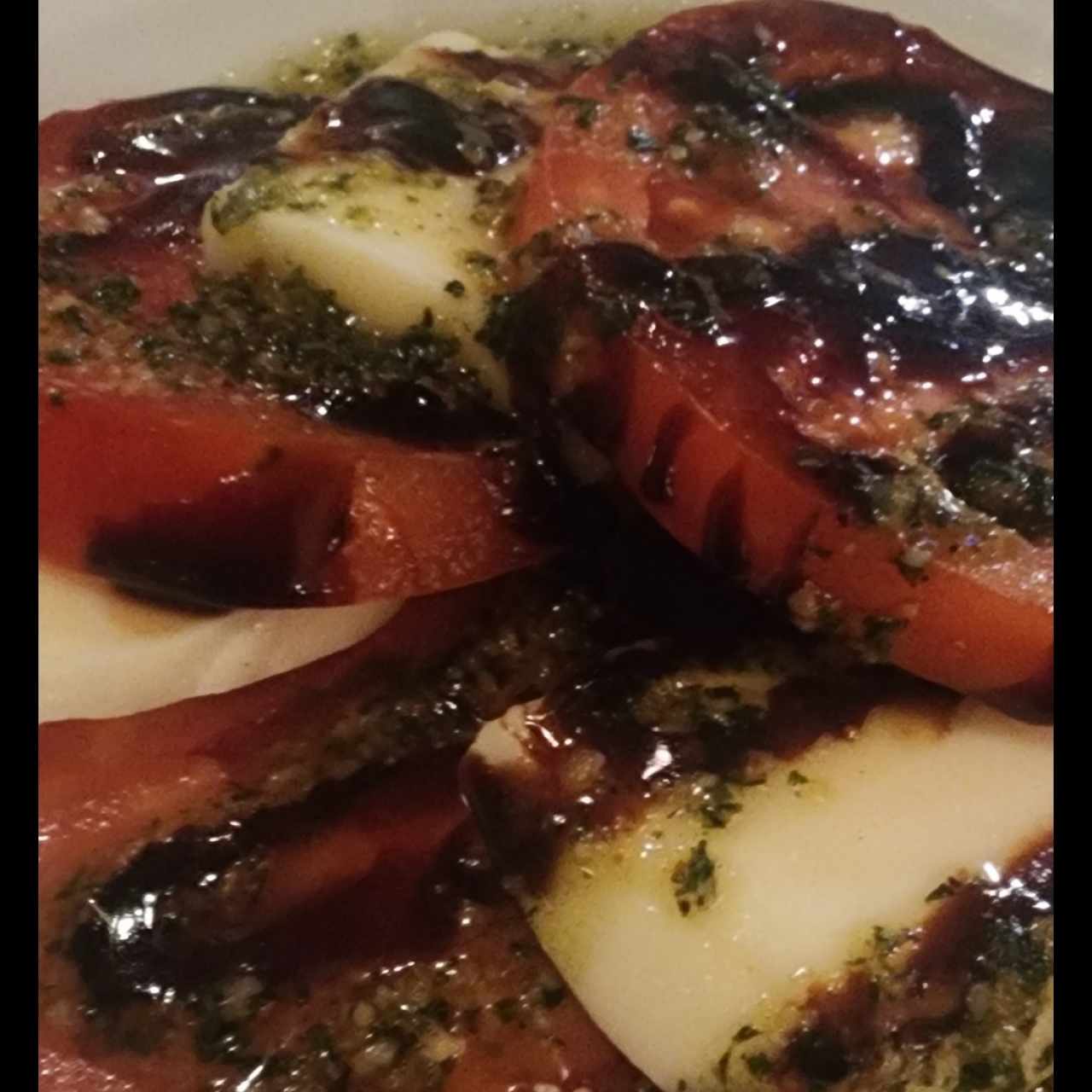 ACOMPAÑAMIENTOS / ENSALADAS - ENSALADA CAPRESSA
