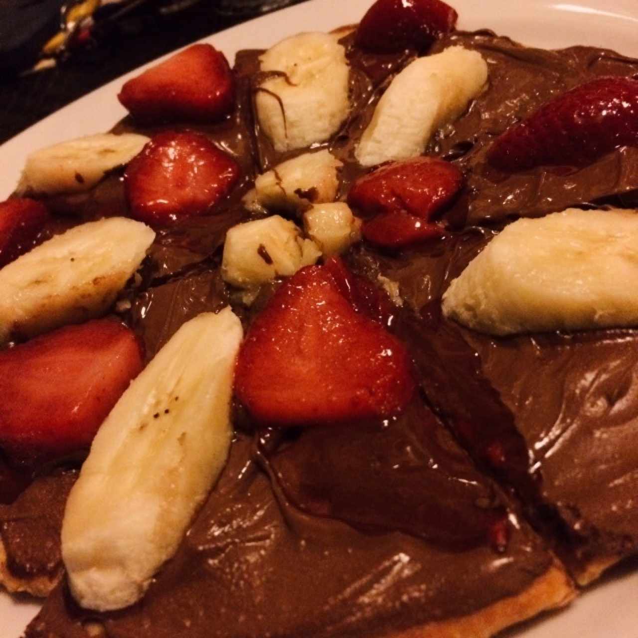 Pizza de nutella con fresas y banana 