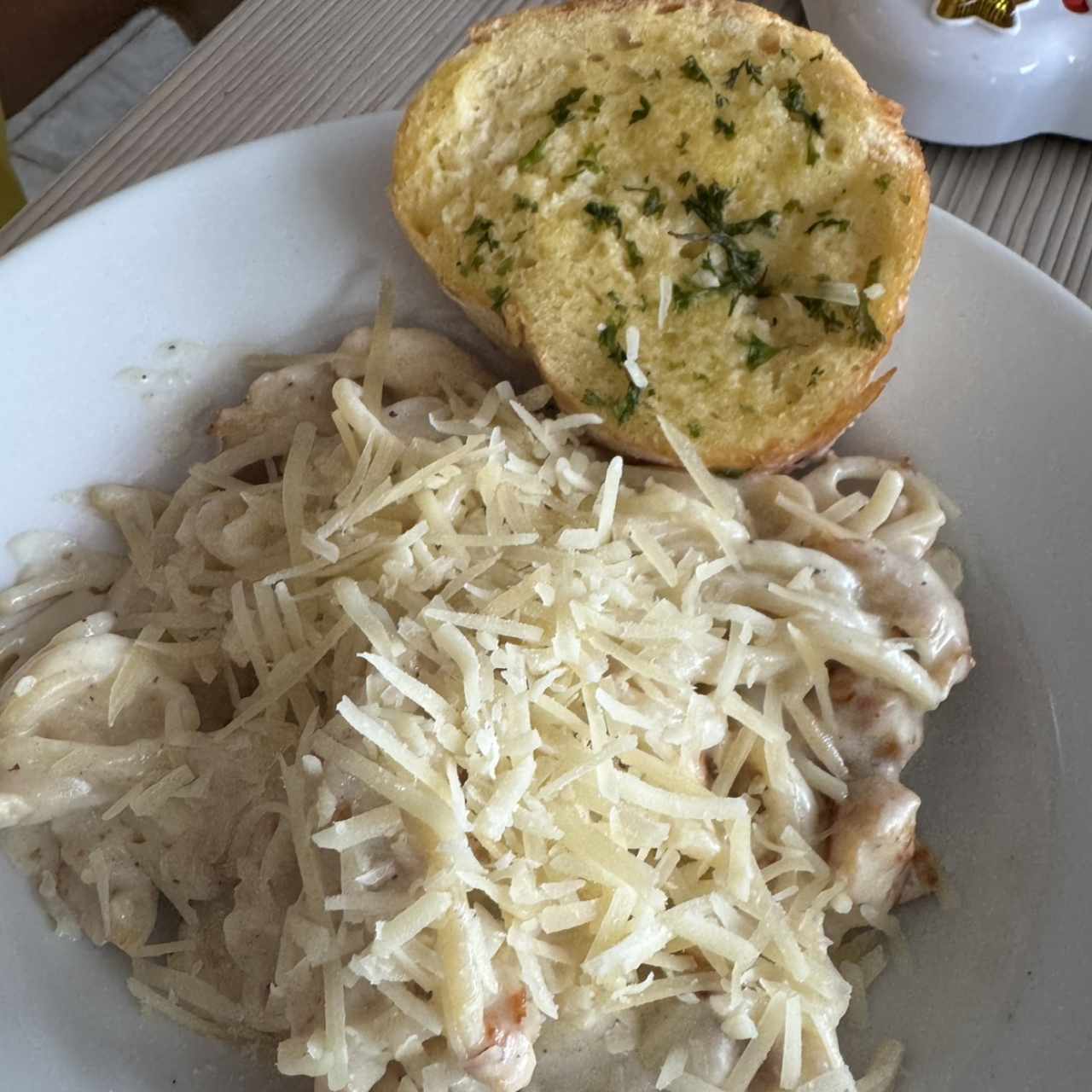 Pasta en salsa blanca con extra pollo (menu kids)