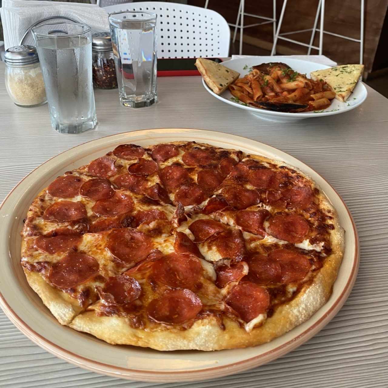 Pizza de peperoni y pene con mariscos