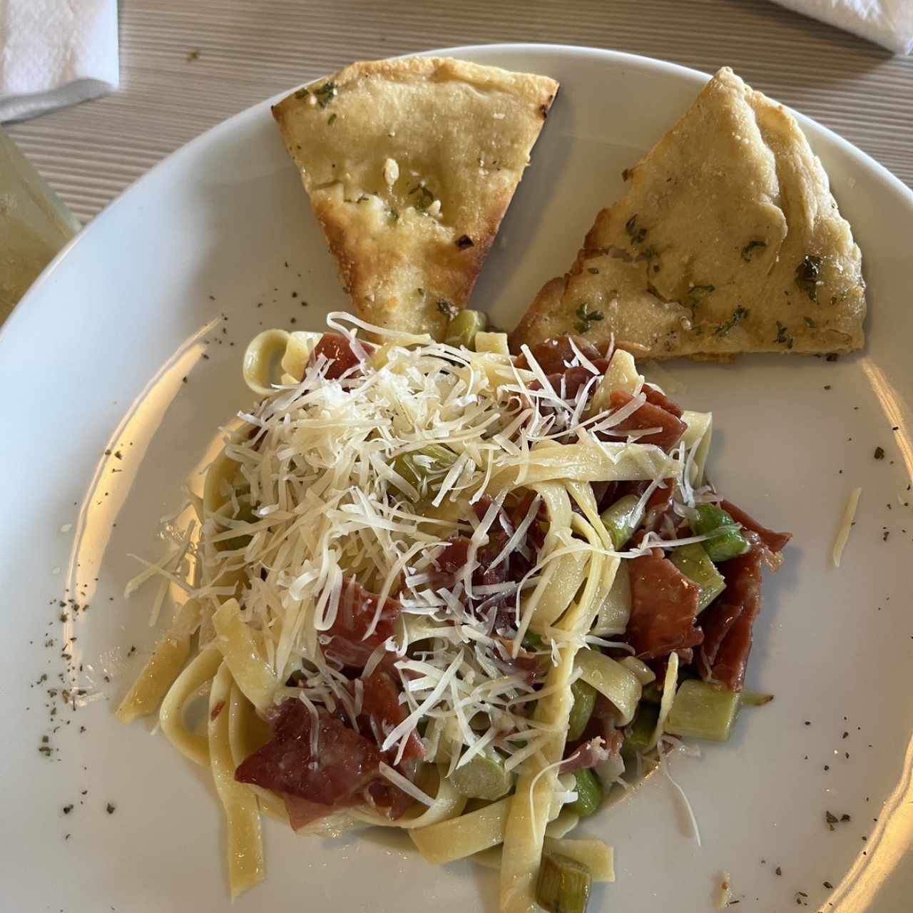 Pasta con jamón y trufas