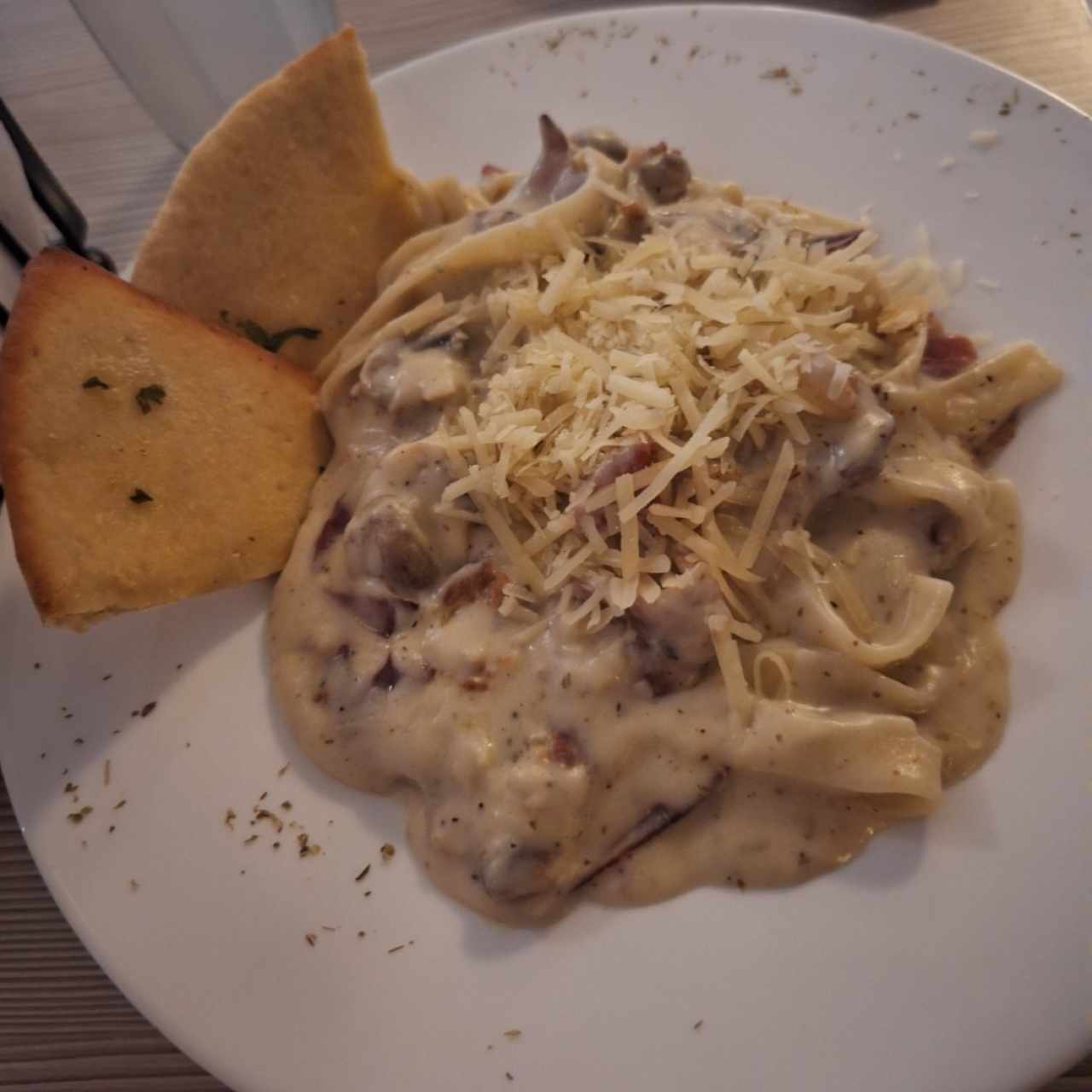 Pasta con salsa alfredo