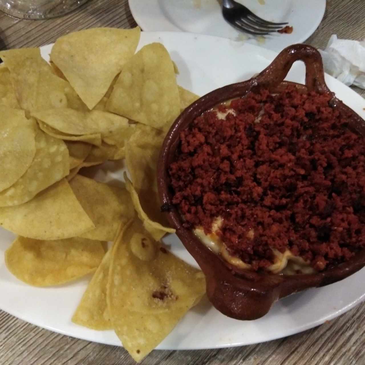 Queso fundido con chorizo