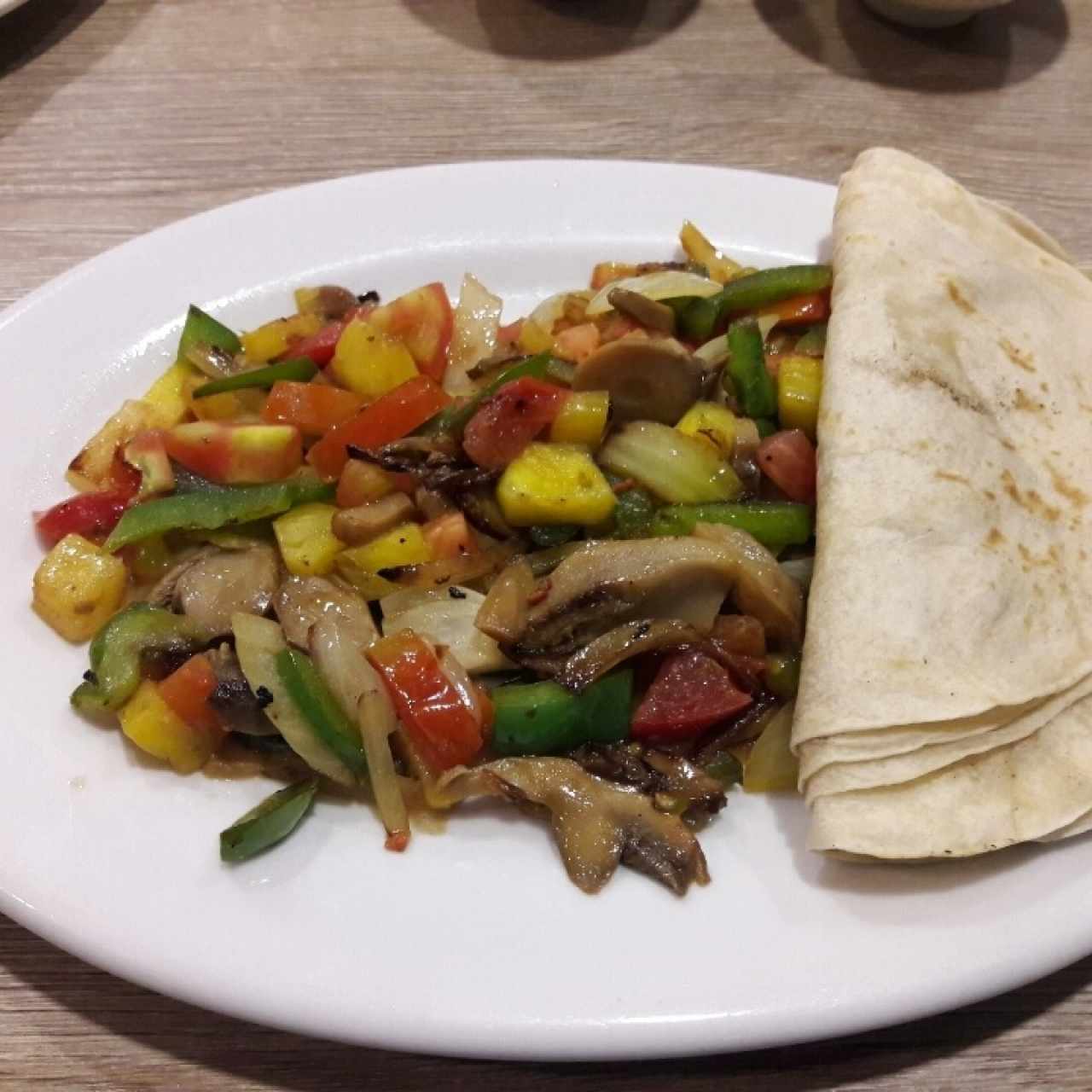 Tacos de vegetales, hongos y piña. Rica combinación vegana.