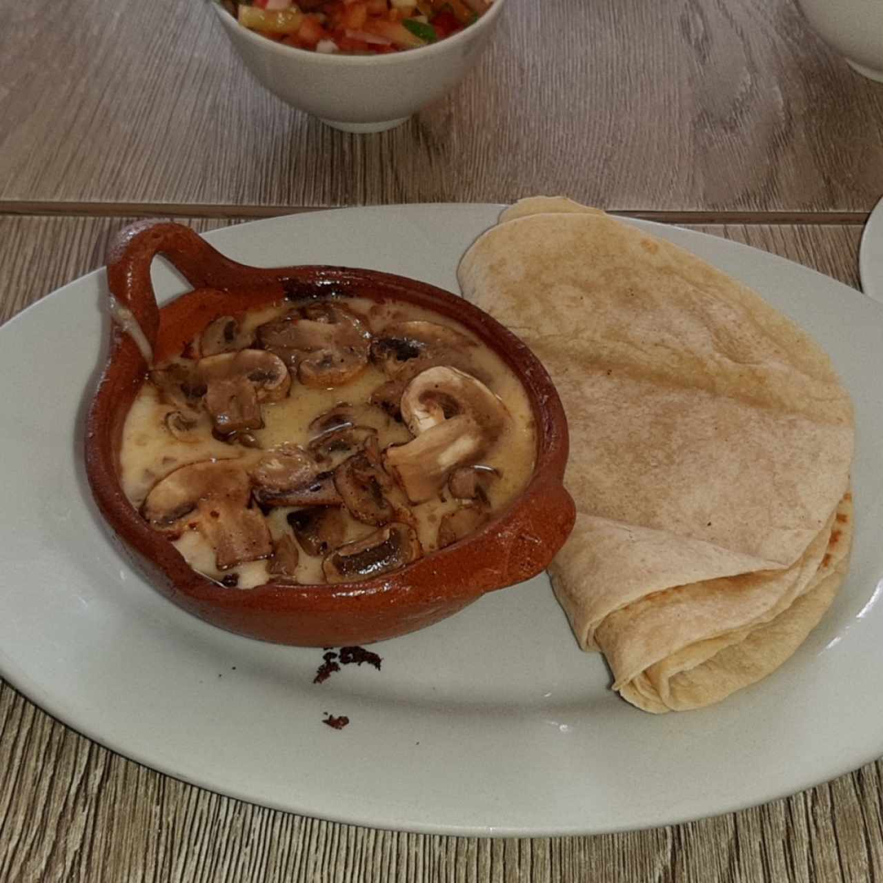 Queso fundido con champiñones