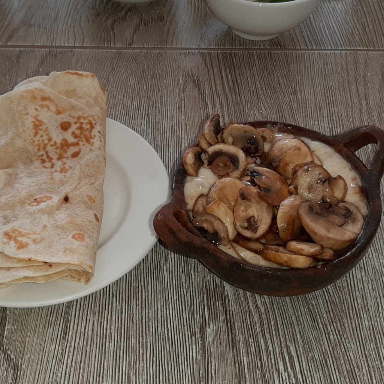 Queso Fundido con Champiñones