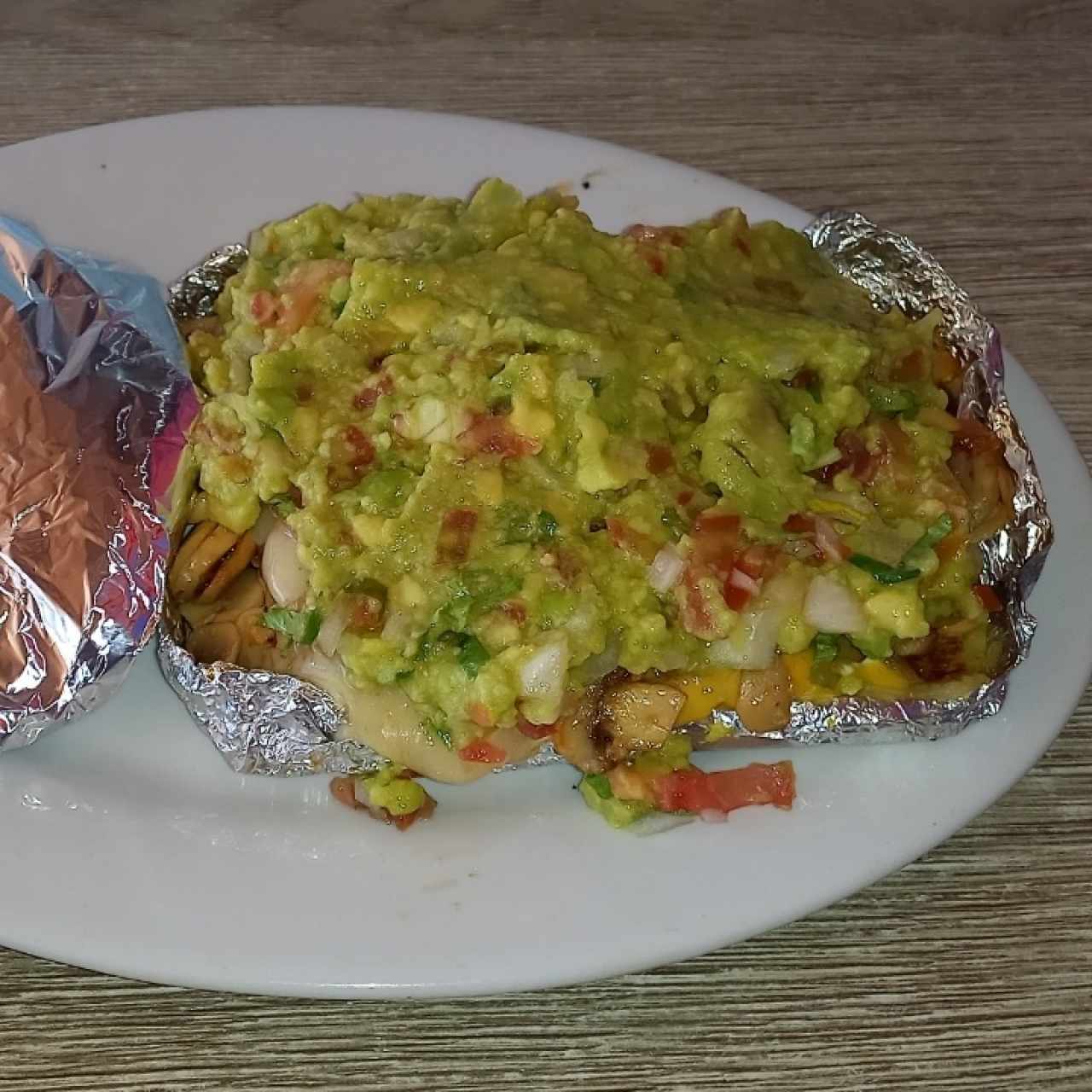 papa con cuacamole, hongos y tortilla de harina