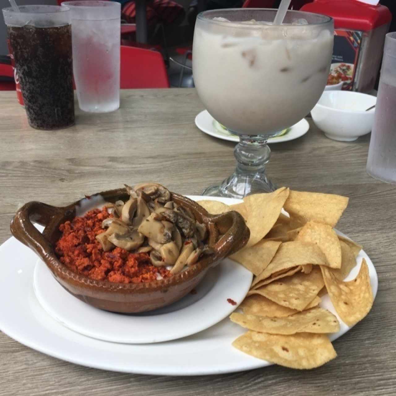Queso fundido con chorizo y champiñones, horchata
