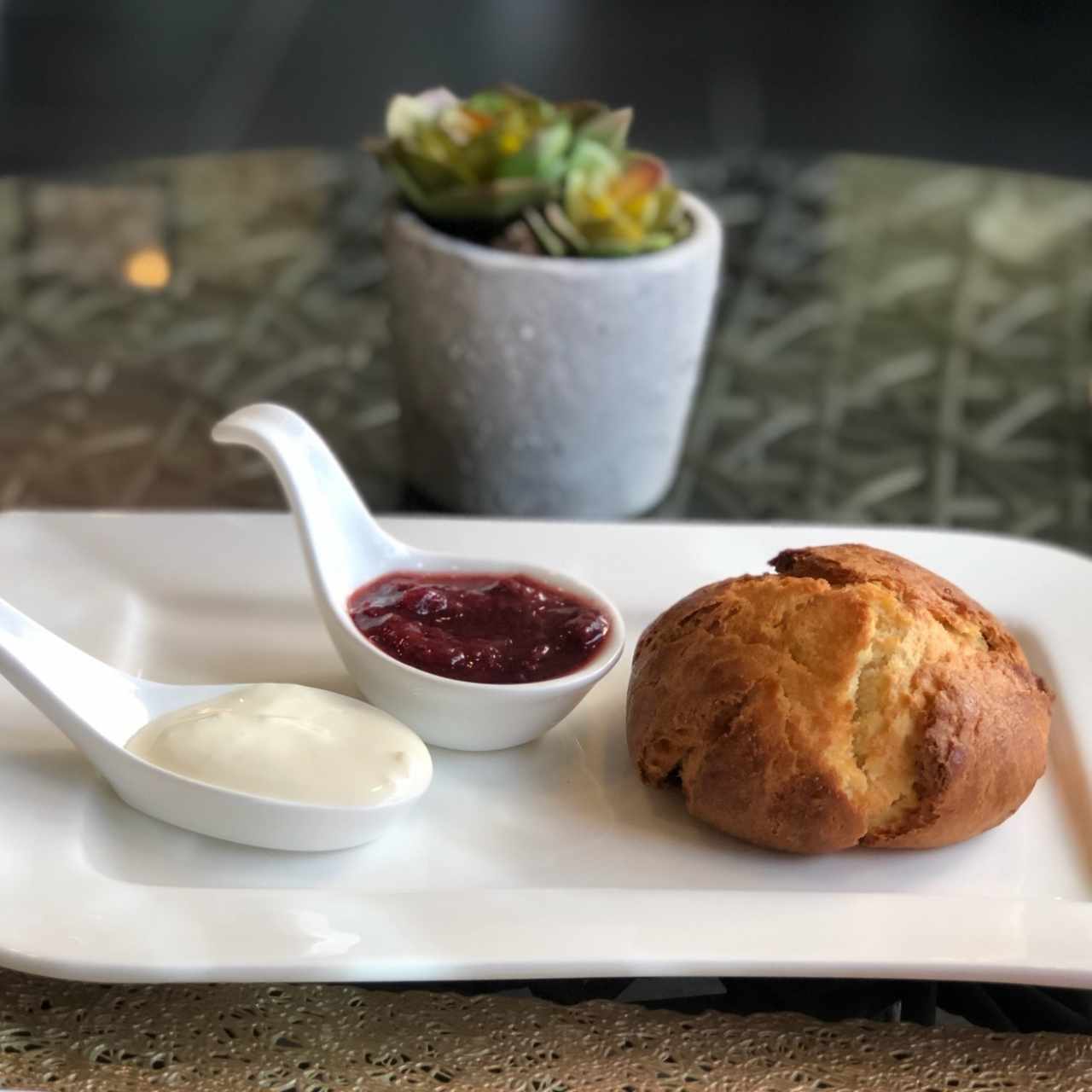 scone fresa & sour cream