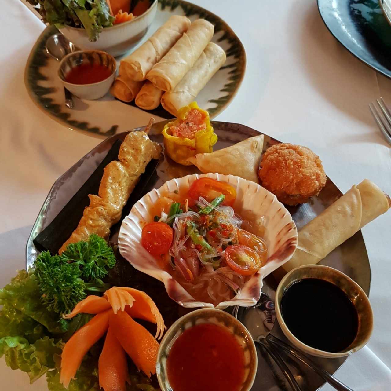 plato de degustación y rollitos primareva (entradas)