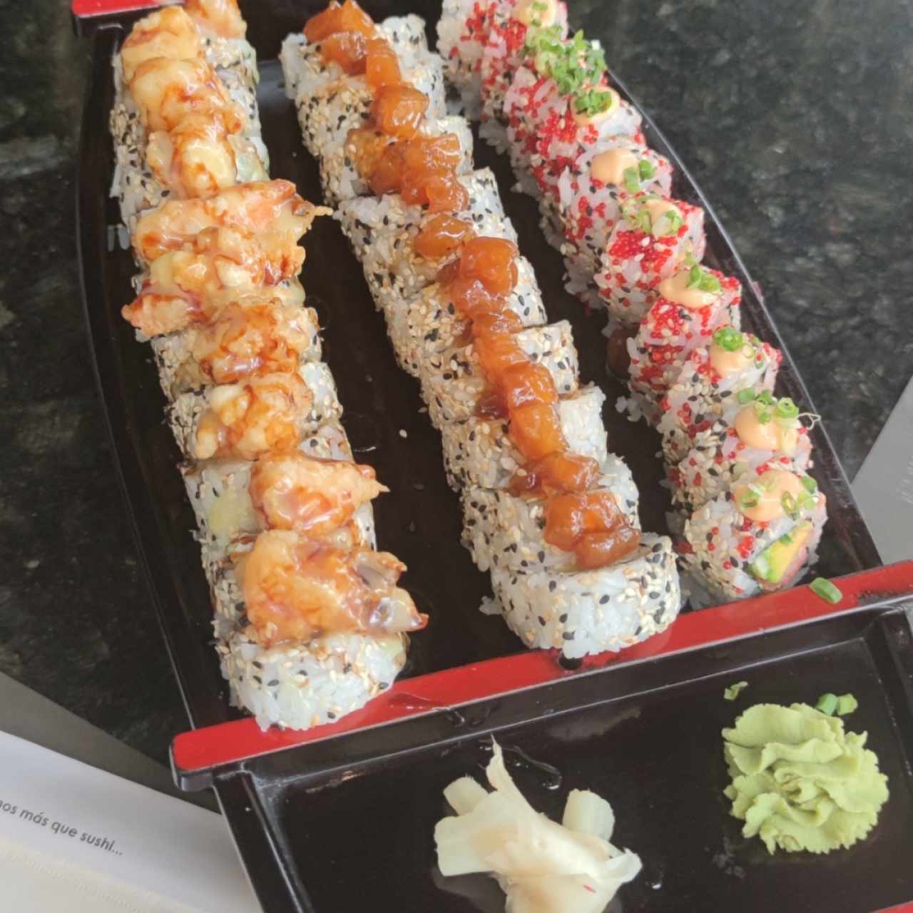 sushis de langostinos tempurizados y atún con salmón y piña caramelizada