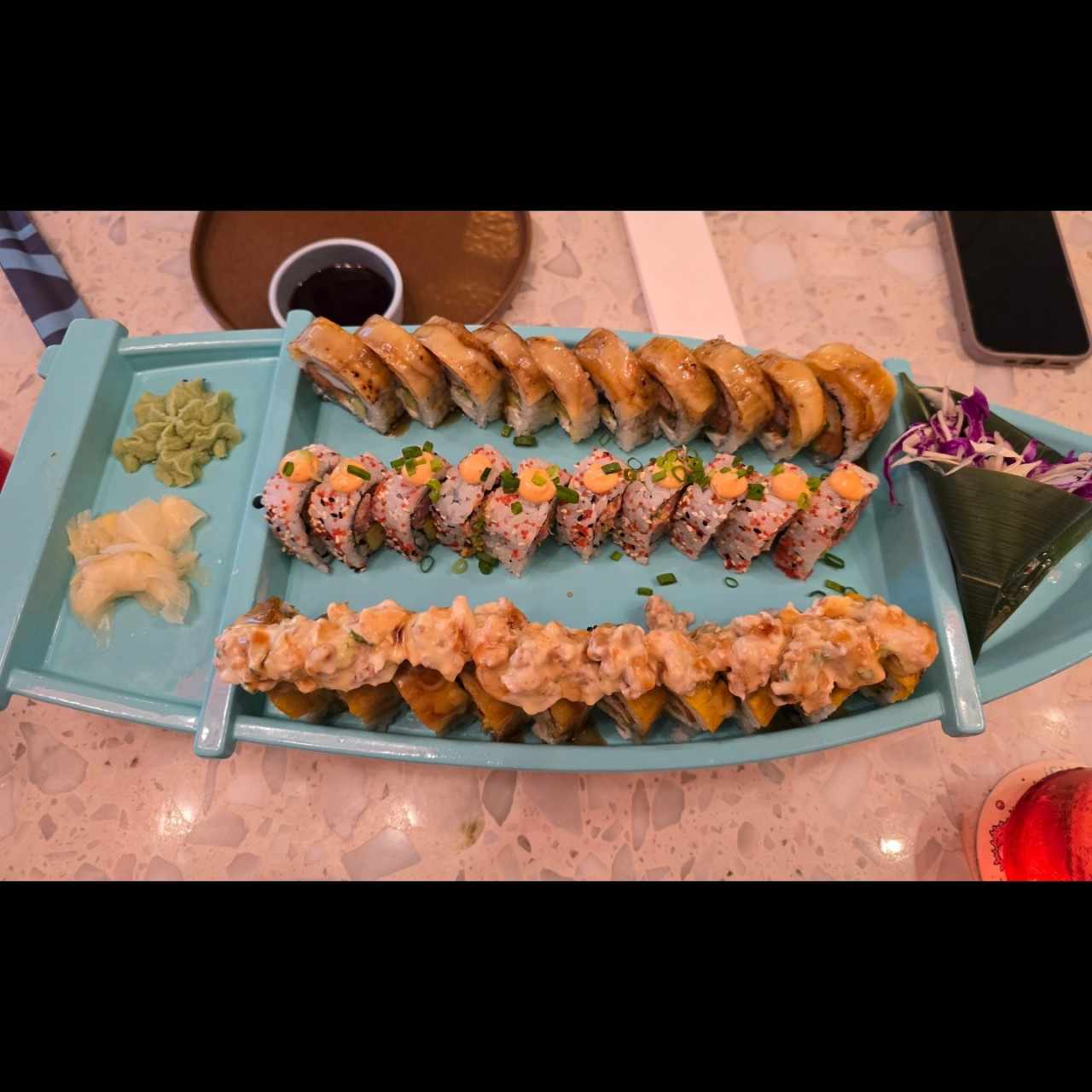 Barco de 3 rollos (Tropical, Maguro Spicy e Itsmo Roll)