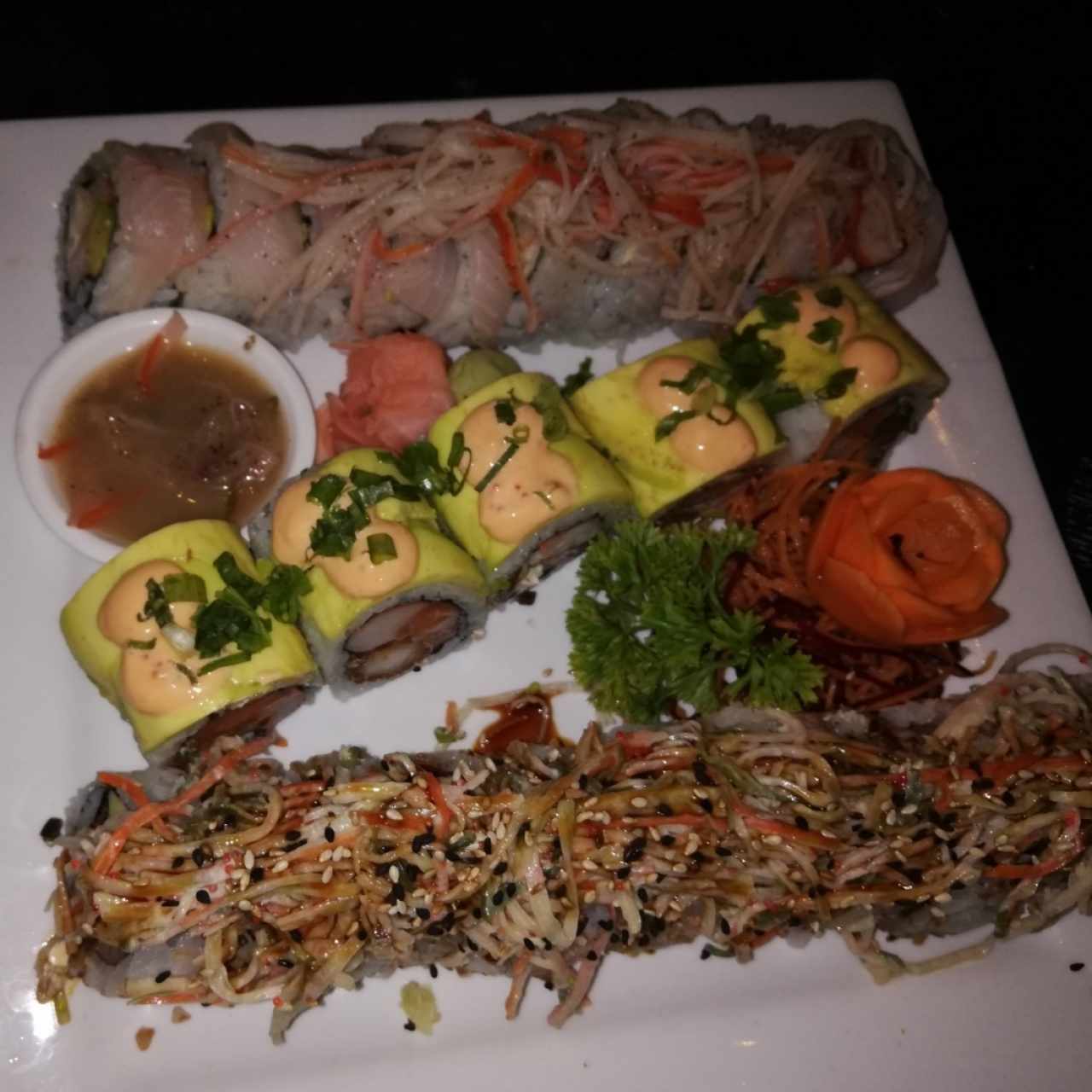 trío cevicha roll, dinamita y Tiger roll