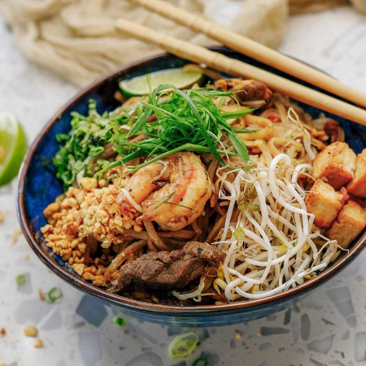 Pad Thai Mixto (pollo, filete y langostinos)