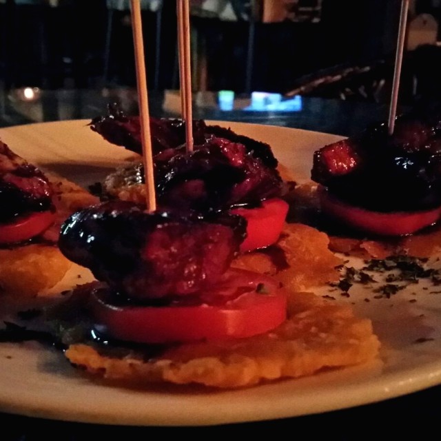 Patacones con pollo y tomate!