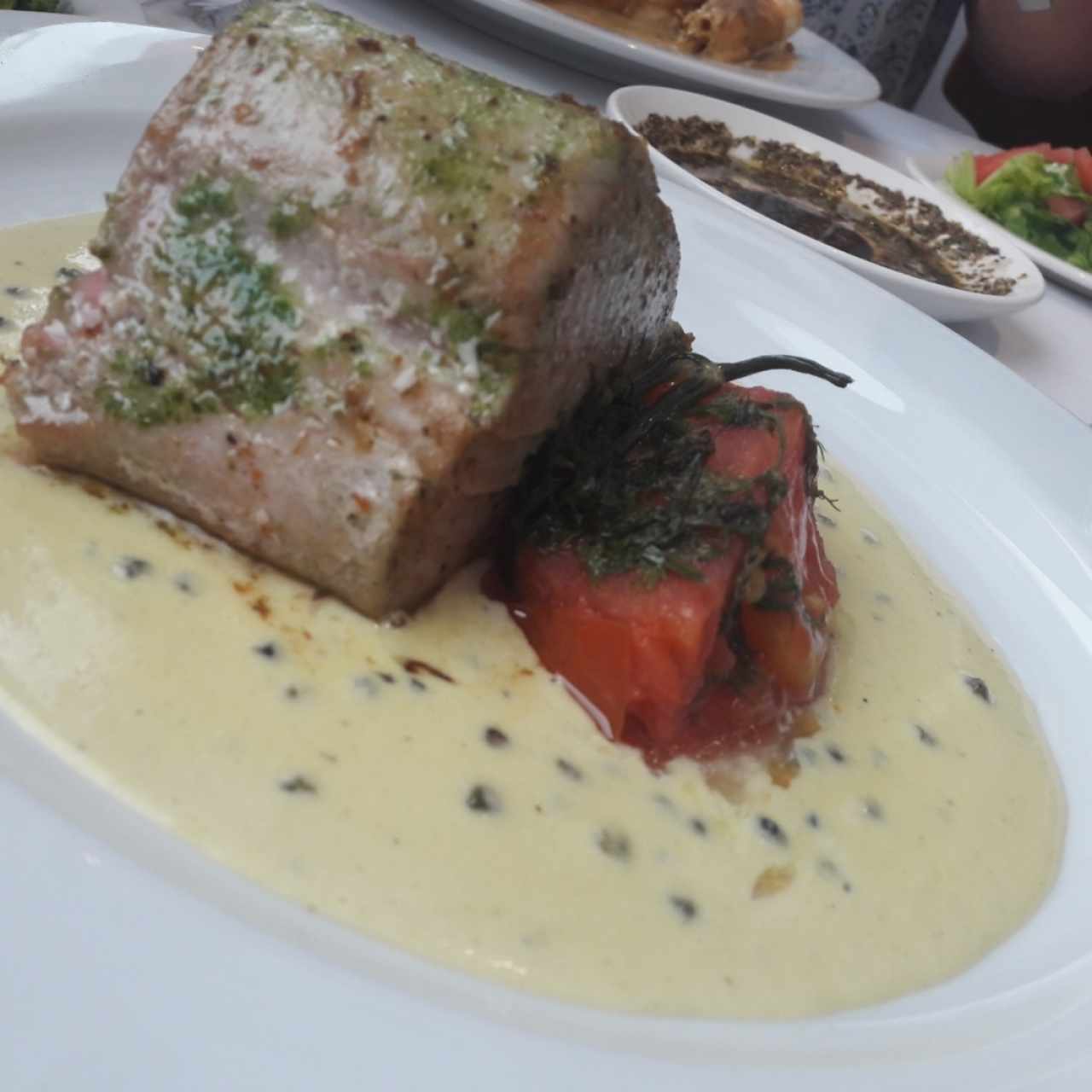 Atun sellado con salsa de hinojo y pimienta verde