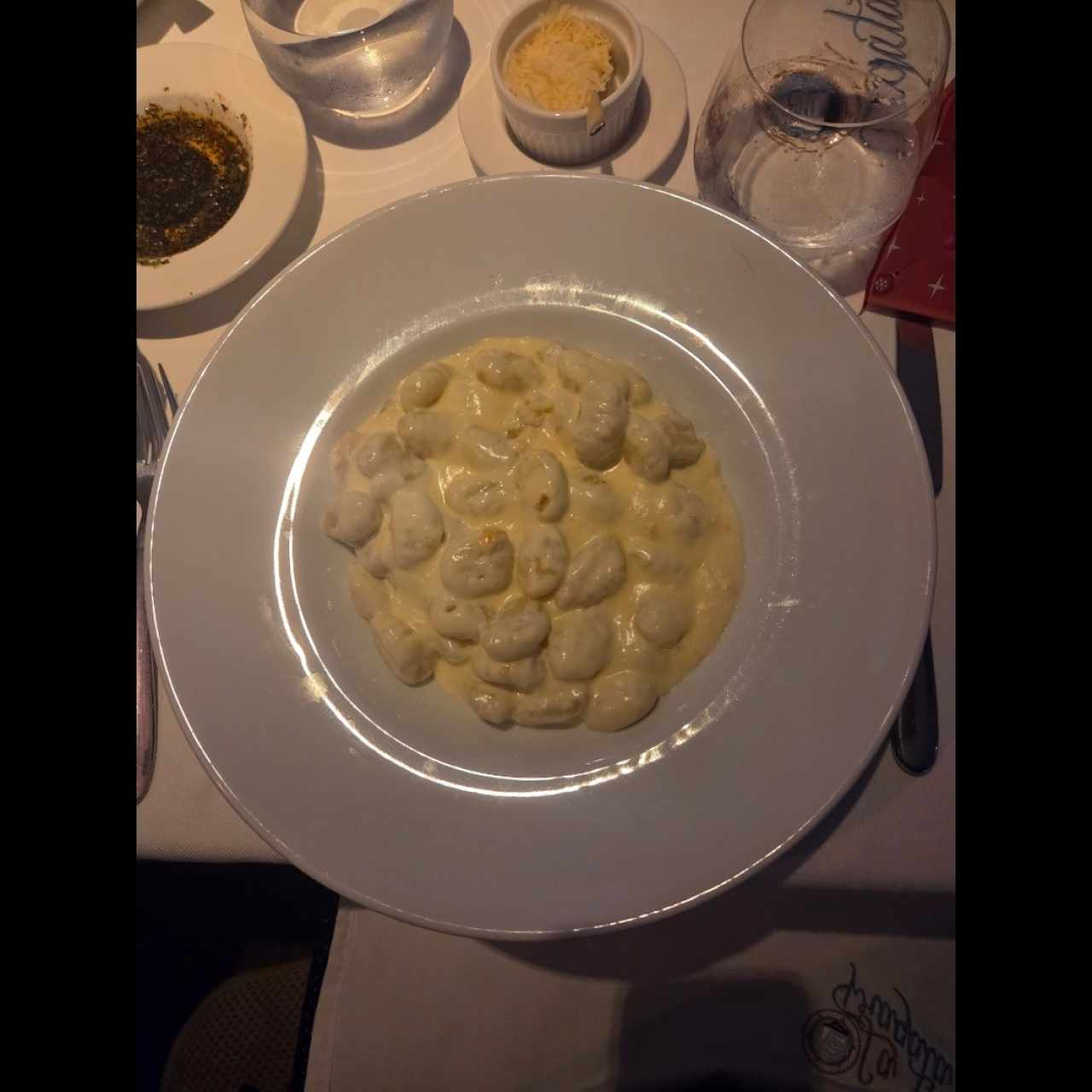 ñoquis en salsa Alfredo