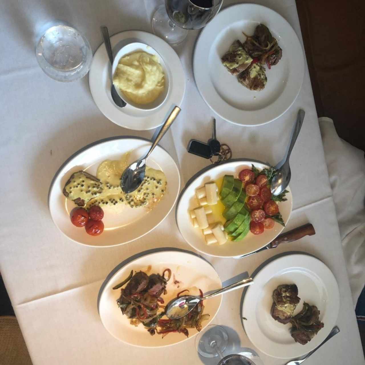 filete de atún con pimienta verde y filete de res pimentado ensalada de aguacate con palmito y tomate 