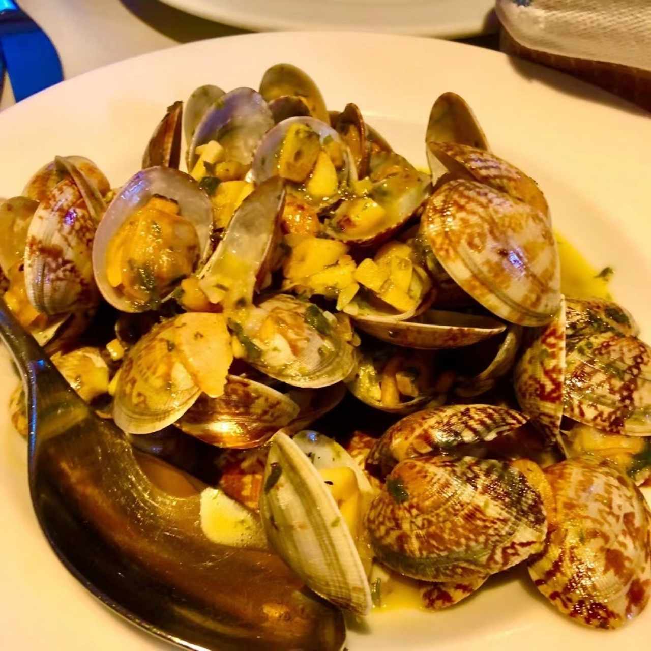 Almejas Importadas al Ajillo