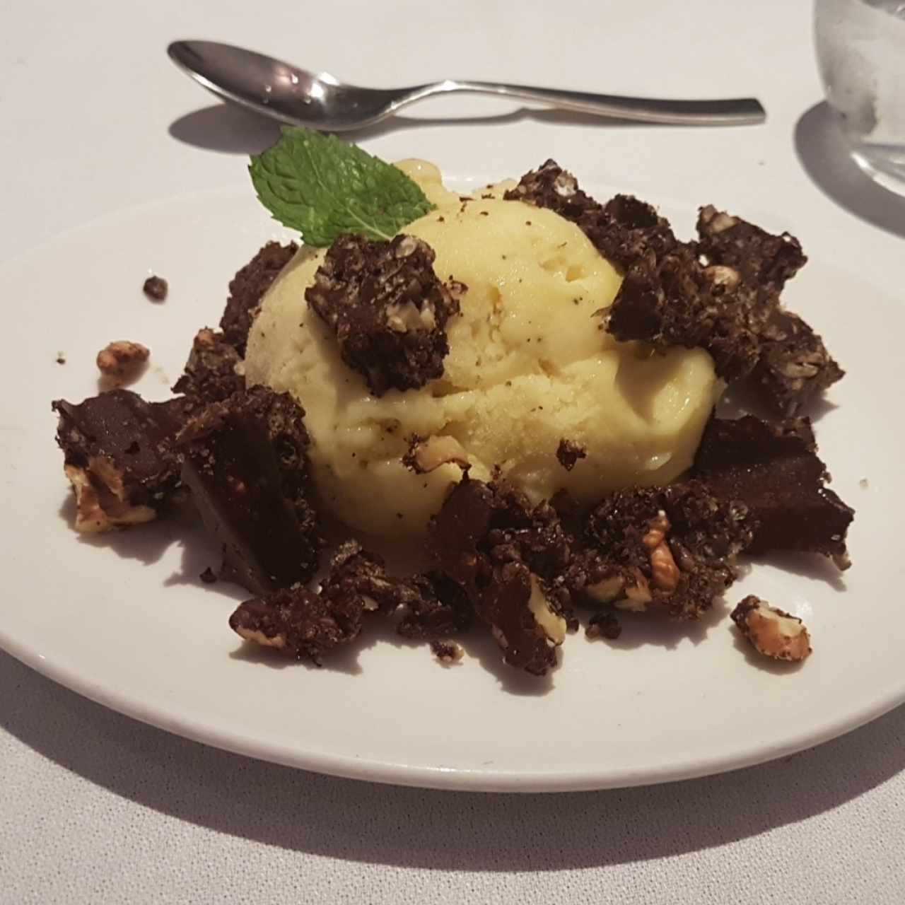 turrón de chocolate y helado de maracuyá