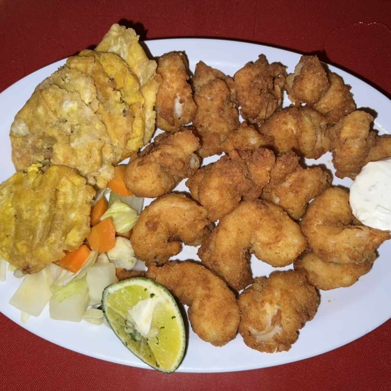 Camarones apanados con patacones