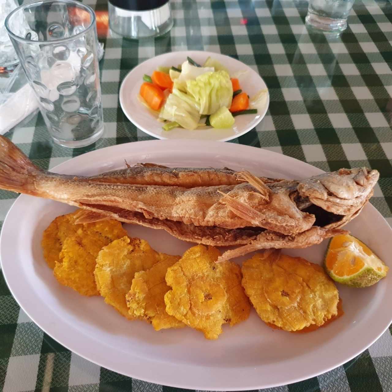 Pescado frito con patacones